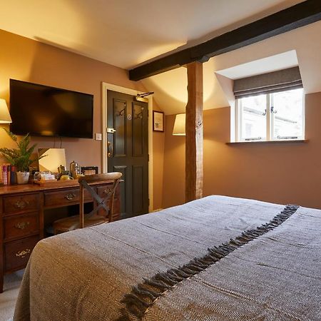 The Methuen Arms Hotel Corsham Exterior photo A room at The Old parsonage