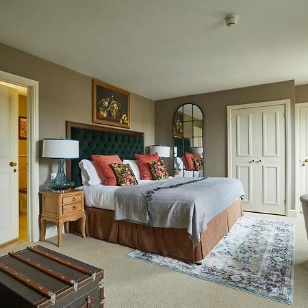 The Methuen Arms Hotel Corsham Exterior photo A bedroom at The Old parsonage