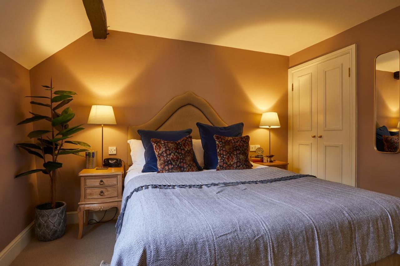 The Methuen Arms Hotel Corsham Exterior photo A bedroom at The Old Vicarage
