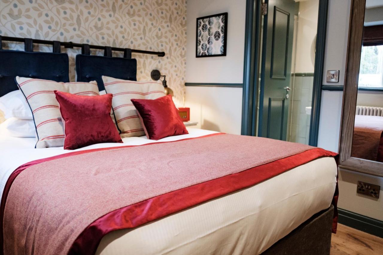 The Methuen Arms Hotel Corsham Exterior photo A bedroom at the hotel