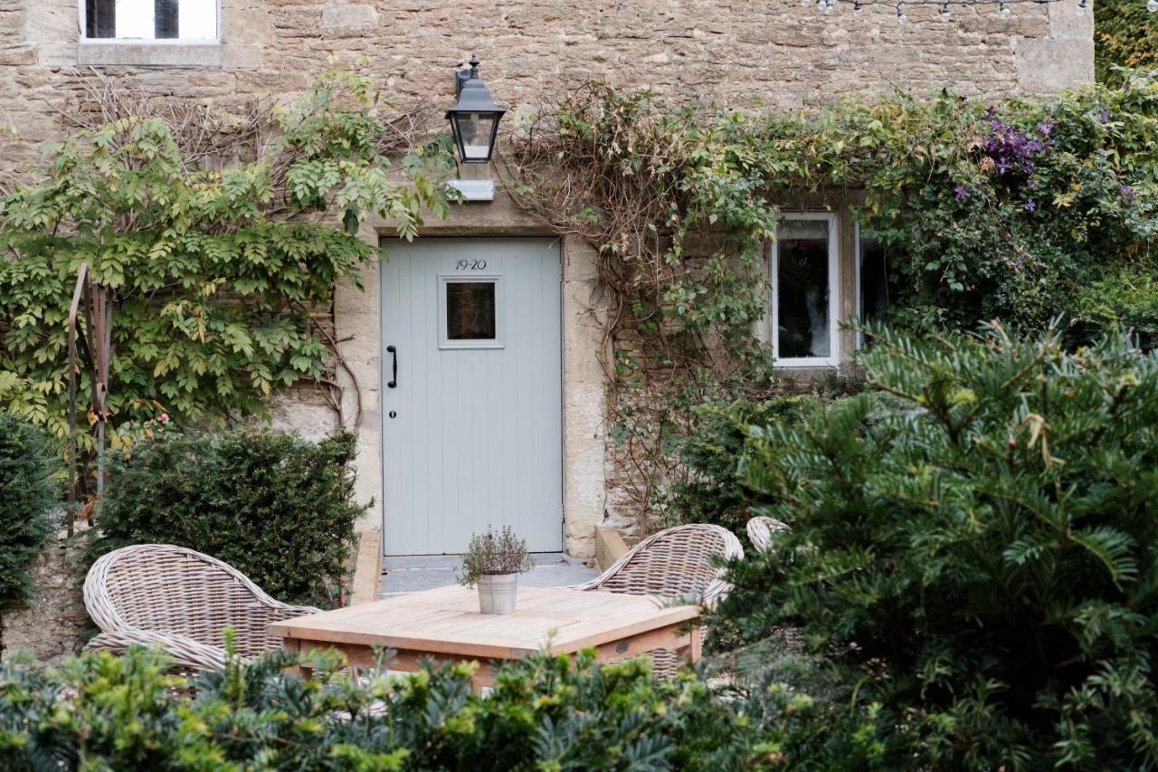 The Methuen Arms Hotel Corsham Exterior photo The entrance to the stable