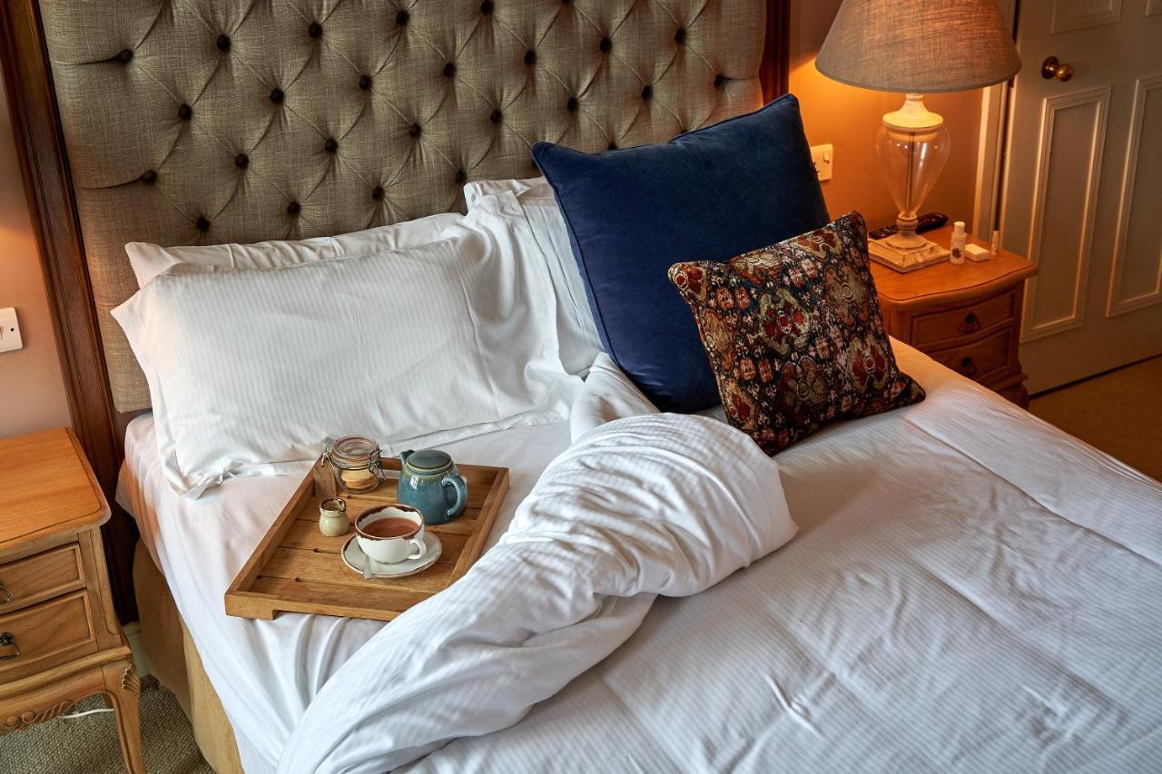 The Methuen Arms Hotel Corsham Exterior photo A bed with a duvet