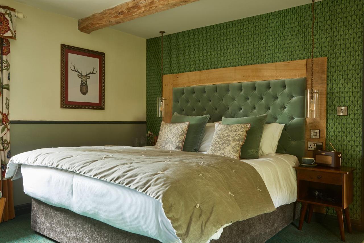 The Methuen Arms Hotel Corsham Exterior photo A bedroom at The Old Swan