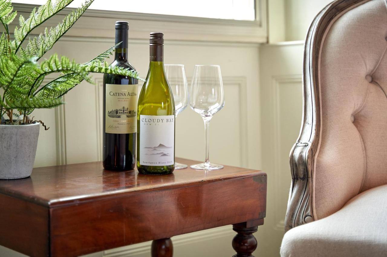 The Methuen Arms Hotel Corsham Exterior photo A wine table