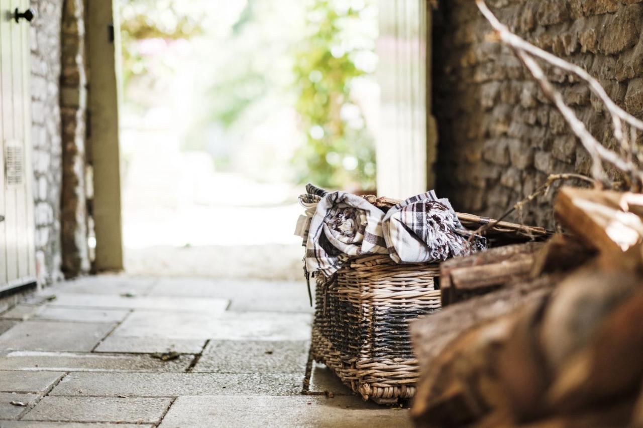 The Methuen Arms Hotel Corsham Exterior photo A laundry basket