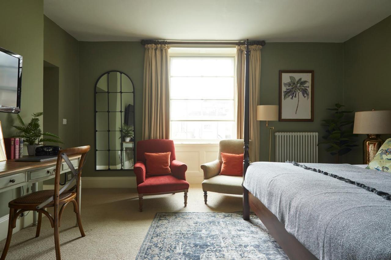 The Methuen Arms Hotel Corsham Exterior photo A bedroom at The Swan Hotel