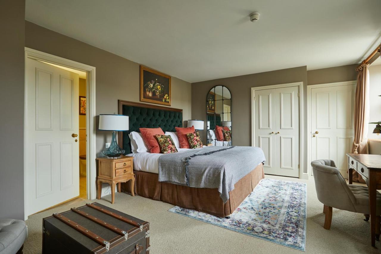 The Methuen Arms Hotel Corsham Exterior photo A bedroom at The Old parsonage