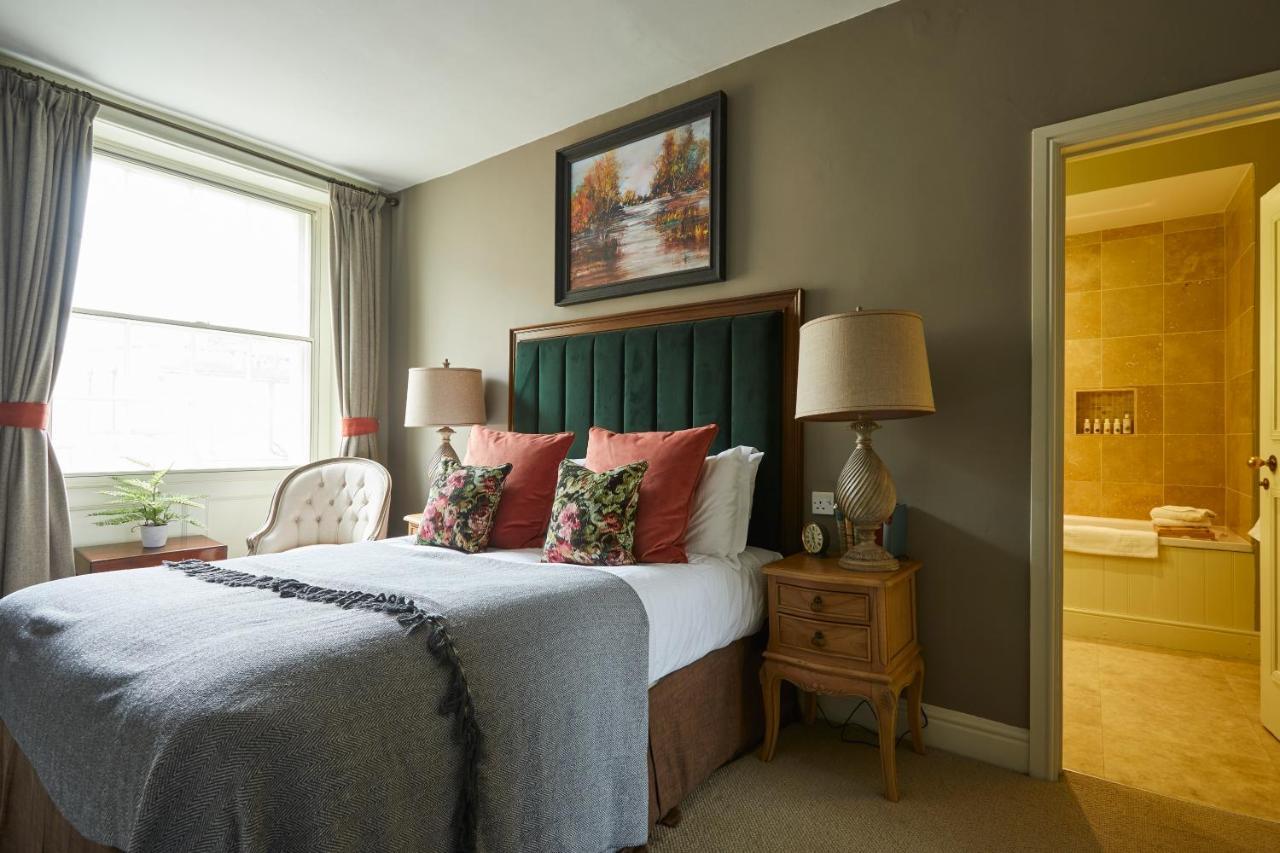 The Methuen Arms Hotel Corsham Exterior photo A bedroom at The Swan