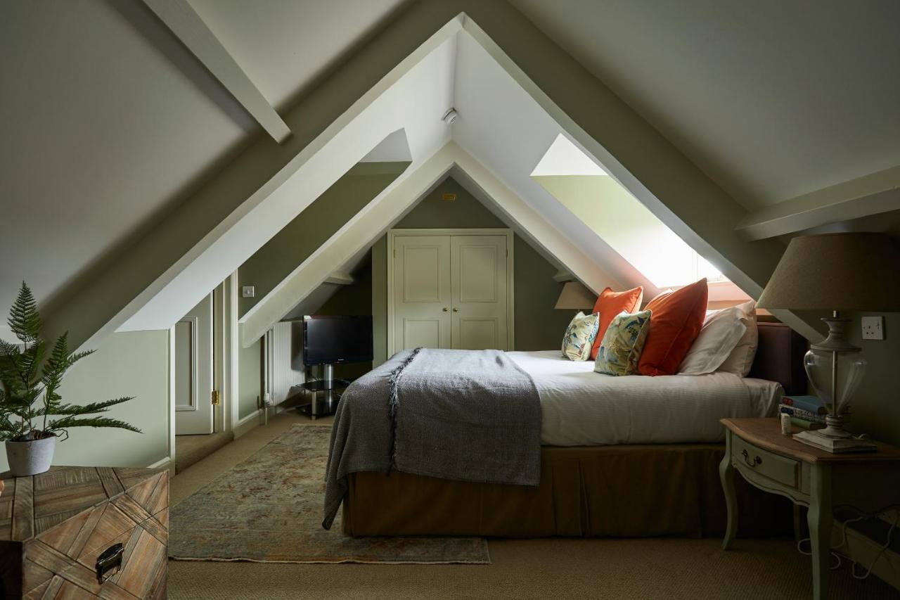 The Methuen Arms Hotel Corsham Exterior photo A bedroom in the eaves of a house
