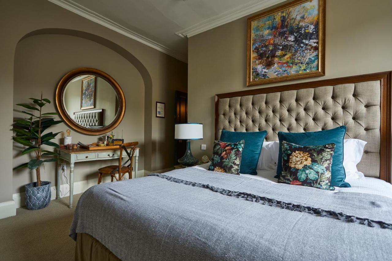 The Methuen Arms Hotel Corsham Exterior photo A bedroom at The Swan Hotel